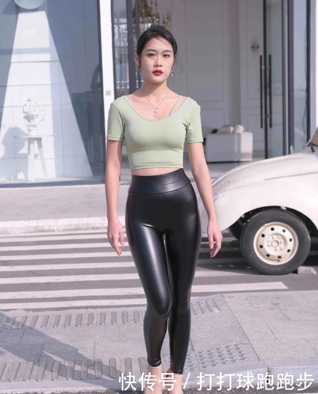 美女|薄荷绿T恤搭配黑色皮裤,刚好衬托出美女微胖的身材,时尚又洒脱