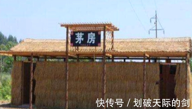 堪称经典!厕所门口挂着这样一对联,上联“来人不蹲就站”,下联堪称经典