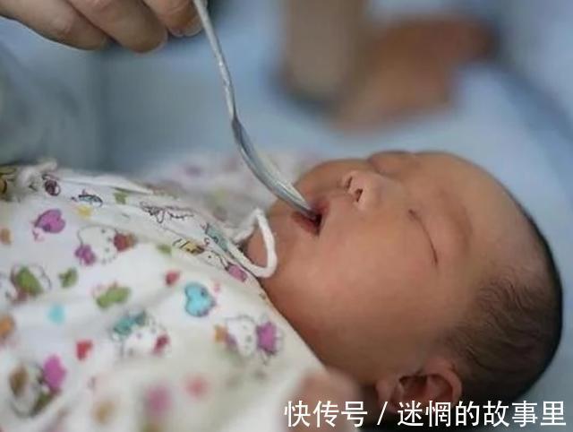 父母|新生儿出生7天还不肯“睁眼”,父母忧心忡忡送医院,遭医生取笑