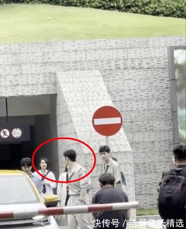 周也|中餐廳最新路透，姚安娜多看龔俊一眼都被罵，節(jié)目未播就遭受網(wǎng)暴