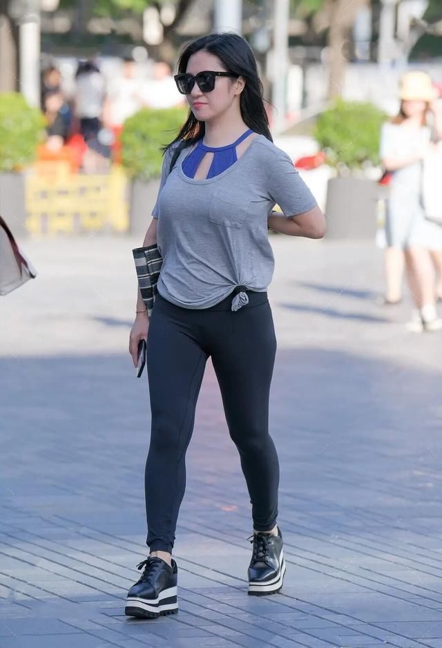 有腿粗的女孩,打底裤将会是你的“福将”,显瘦时髦两不误