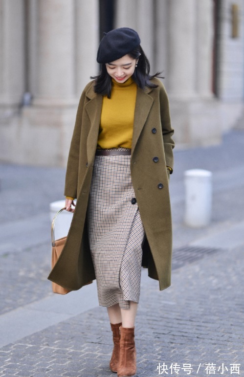 格纹 秋冬怎样穿才优雅?搭配公式“毛衣+迷笛裙”,高级感扑面而来