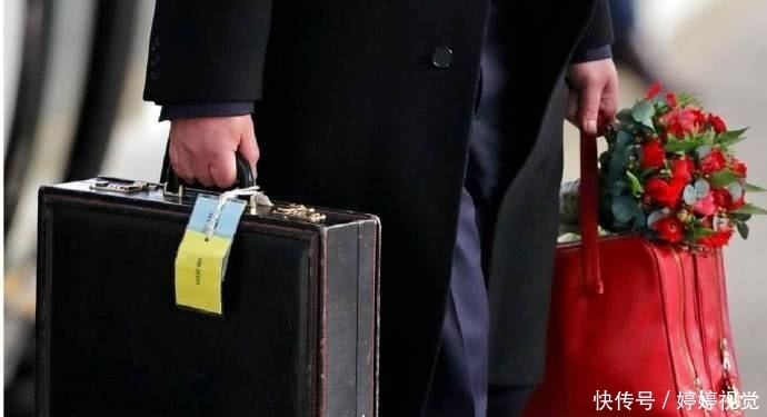 戴帽子|92岁英国女王难得淘气,扮成乡村老太好可爱,自己搭火车过圣诞