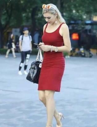 亮眼|街拍身材圆润的小姐姐,大长腿十分亮眼,很不错的姑娘