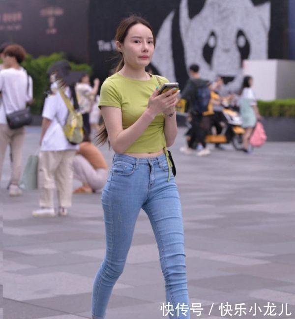 蕾丝 灰色修身上衣搭配灰色打底裤，优雅端庄，是显高显瘦的最佳选择