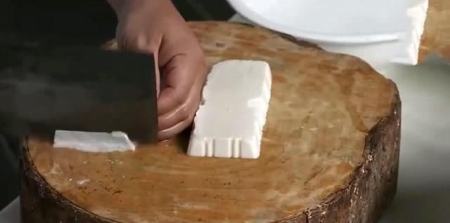 日本厨师炫刀工,将豆腐切成菊花,中国大厨笑道不过是雕虫小技