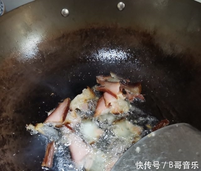  腊肉蒸干豆角，香喷喷的，最下饭