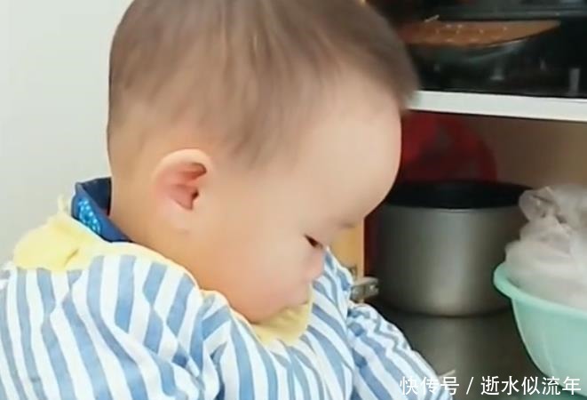 起床|宝宝一早起床帮忙做家务,结果鸡蛋摔地上,网友样子好认真!