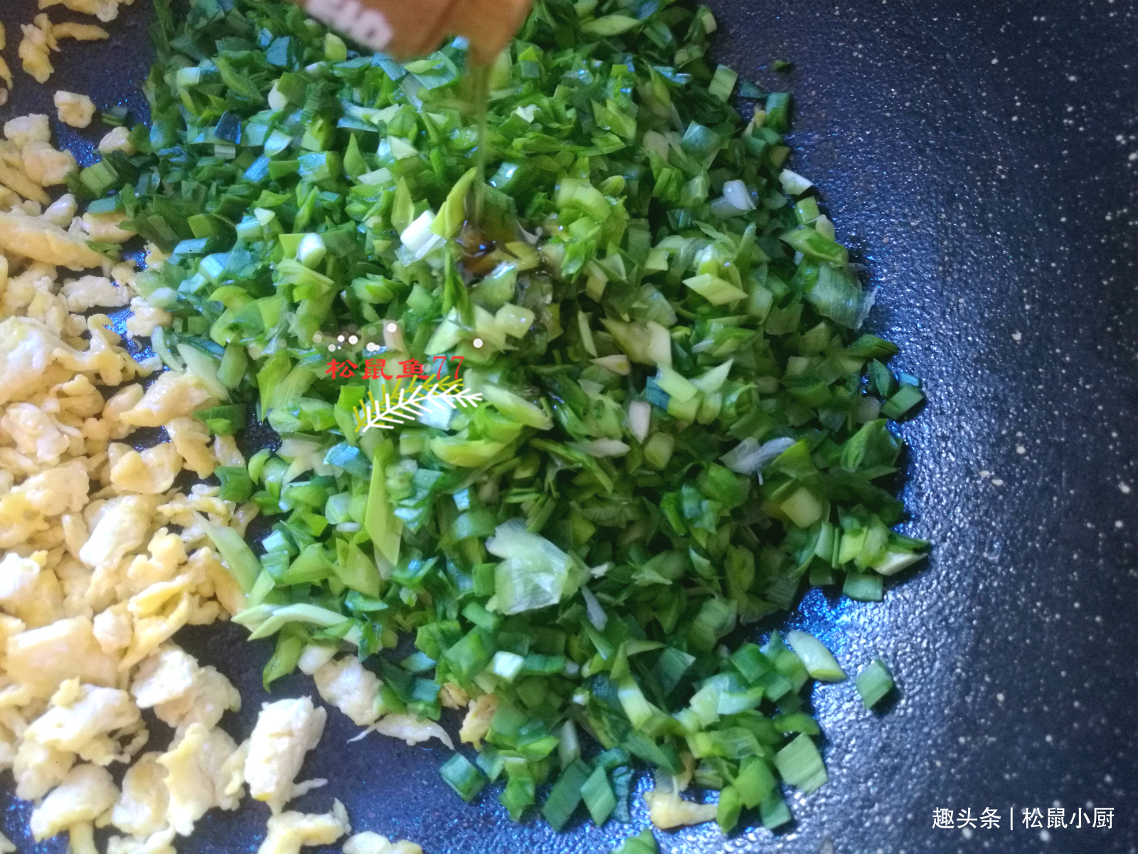 韭菜鸡蛋|韭菜盒子不能上锅就烙，要记住要点和技巧，味道鲜美不变色