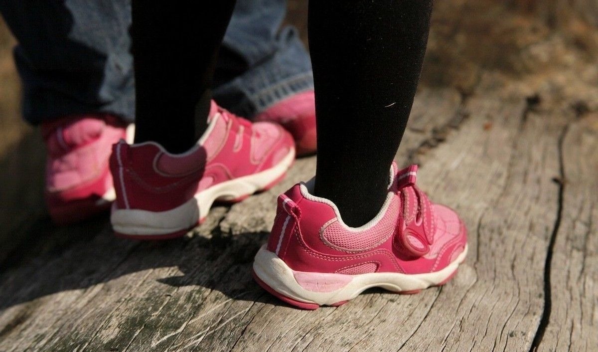 宝宝|给孩子买鞋要大一码?越软越好?错,关于给孩子选鞋的知识你要懂