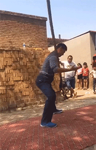 |搞笑GIF:只见过扫帚可以这样玩,没想到铁锹也可以