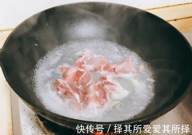 排骨焯水时,水必须用对,不然排骨又柴又腥,浪费钱还影响心情