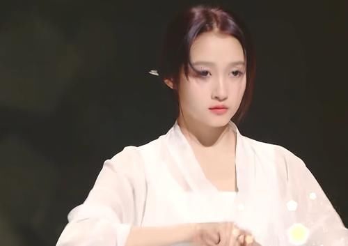 舞蹈|宋亚轩想拉关晓彤的手,女方的下意识反应,是对鹿晗最大的尊重