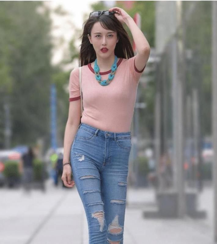 小姐姐穿着“狗啃牛仔裤”上街,成为街上的“飒”姐