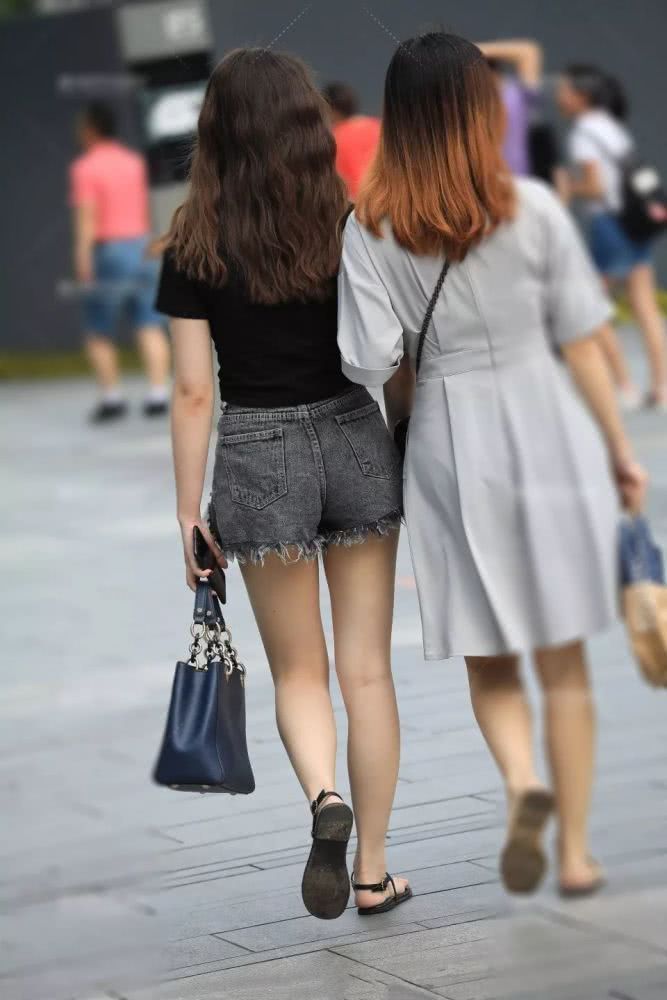 街拍美女极品清纯短牛仔小姐姐，走在街头，彰显女神风采