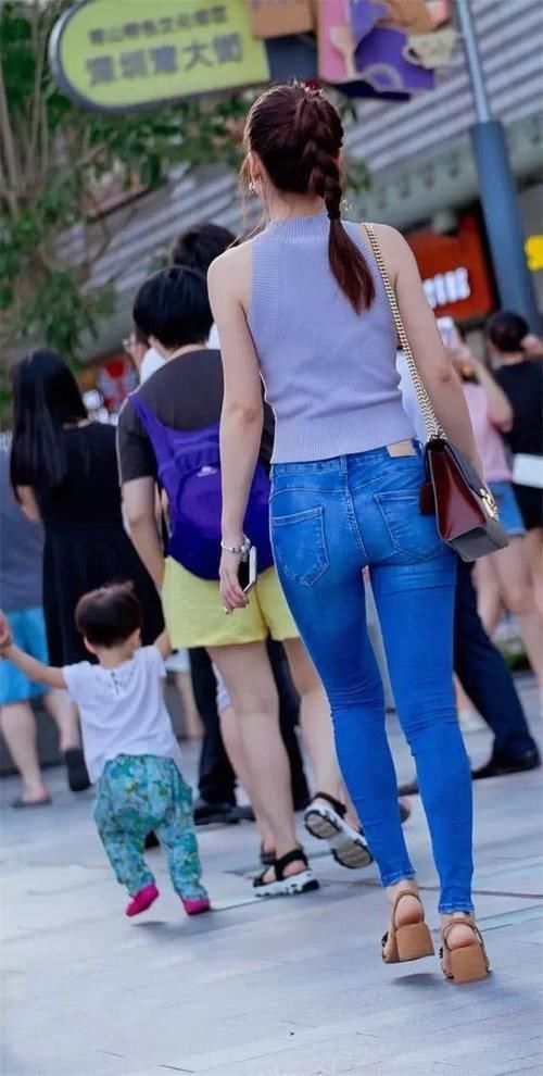 大长腿 小姐姐穿紧身牛仔裤，勾勒好曲线，时尚显气质！