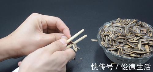瓜子|剥瓜子有诀窍，不用手剥不用嘴嗑，一分钟就能剥一大碗，涨知识了