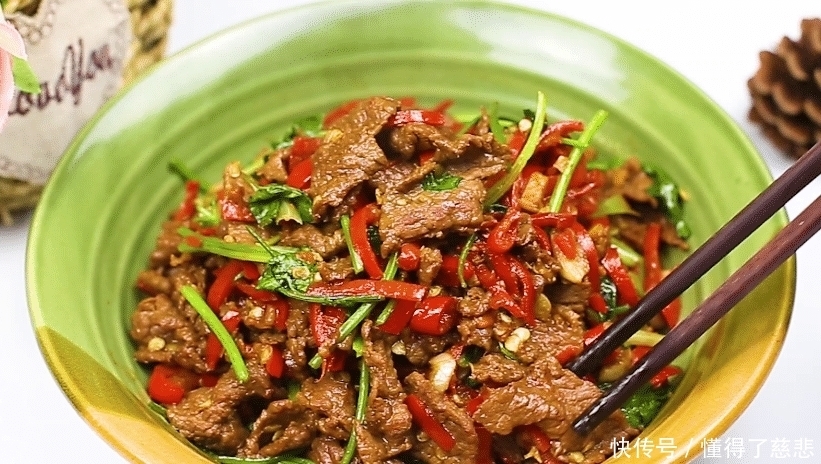 这才是“小炒牛肉”的正宗做法,大厨详细讲解,牛肉鲜嫩不出水