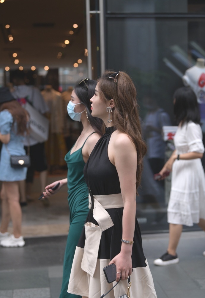 女生 时髦女生的开叉裙，搭配简单，既有身材又有气质！