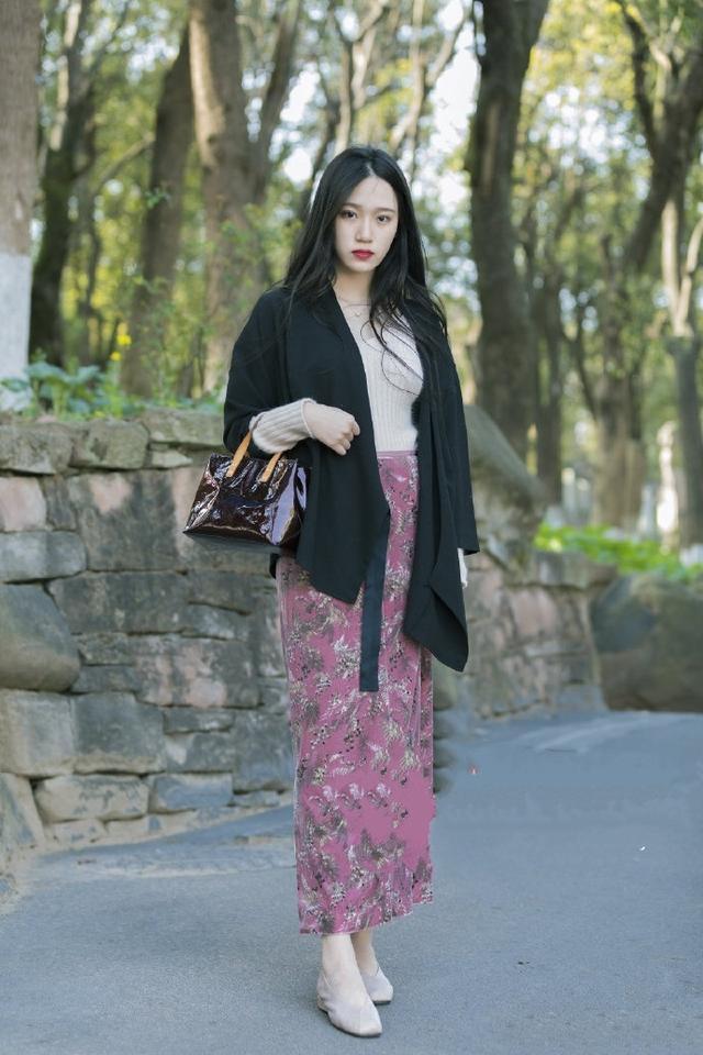 好身姿 黑色牛仔裤搭配西装,简约而又不失细节感,给人非常清爽