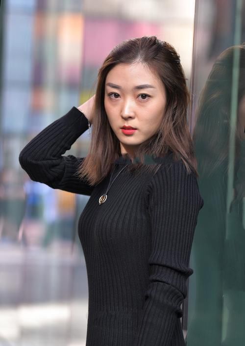 织连衣裙穿起来很优雅,搭配高跟鞋穿起来,显优雅气息