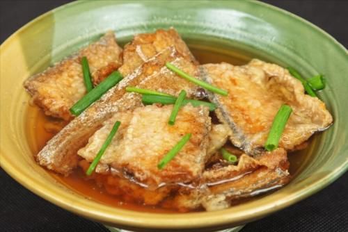 口感|煎带鱼，用面粉还是淀粉？大厨教你一招，口感香酥脆，好吃不油腻