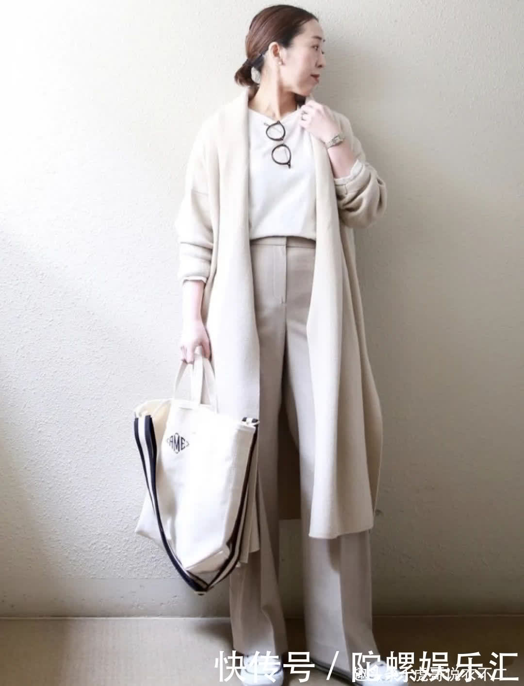 50岁女人穿衣简约最重要，基础款get高级感，这位日本博主做到了