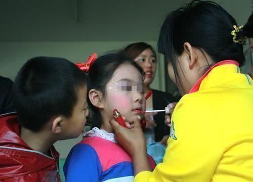 直播|8岁女孩直播“化妆”成网红,模样惊艳众人,专家这样真不好