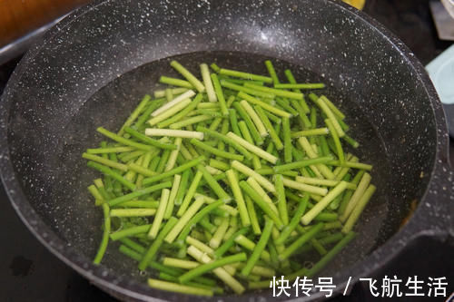 炒蒜苔,直接下锅炒就错了,多加一步,蒜苔翠绿不发黄,好吃入味