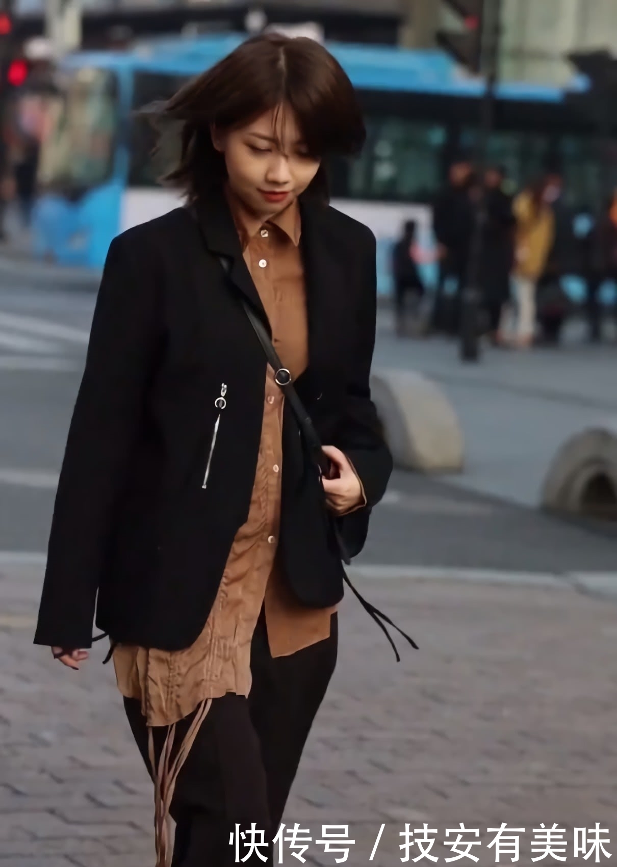 感觉|美女在衬衫上绑了6根“鞋带”,鞋子上却不绑,论帅气就服她了!