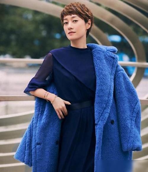 马伊琍终于换风格，穿灰色皮草混搭卫衣，时髦减龄又不失高级