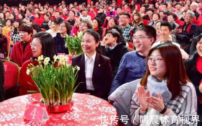 不對(duì)外售票的春晚，為何每次都“座無虛席”？上面坐的都是誰呢？