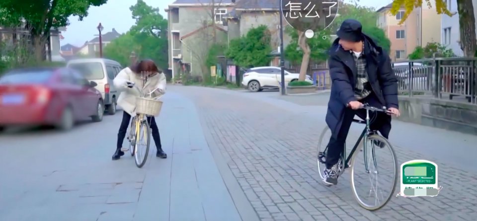 張天愛的“迷惑”行為！送男嘉賓搓澡巾，騎車掉鏈子把自己摔水坑