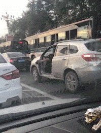 |搞笑GIF:大哥哭着哭着就把美女挤跑了,大妈尴尬了