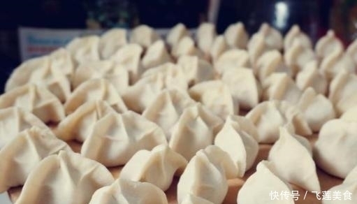 拌饺子馅只会放老抽?难怪不好吃,放这三样调料,饺子又香肉不腥