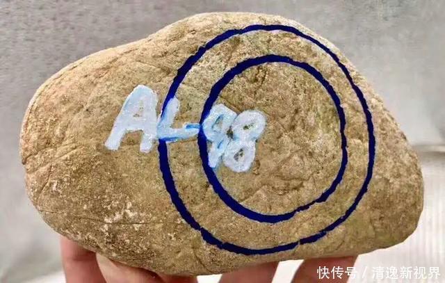 色带|色带萦绕的木那翡翠原石竟取出两条满色冰阳绿手镯,涨疯了!