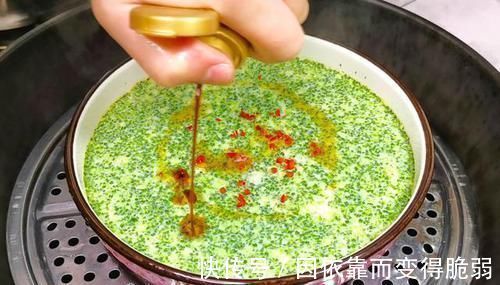 鸡蛋里面加西兰花,不用炒不油炸,鲜嫩营养,好吃到不想放下筷子