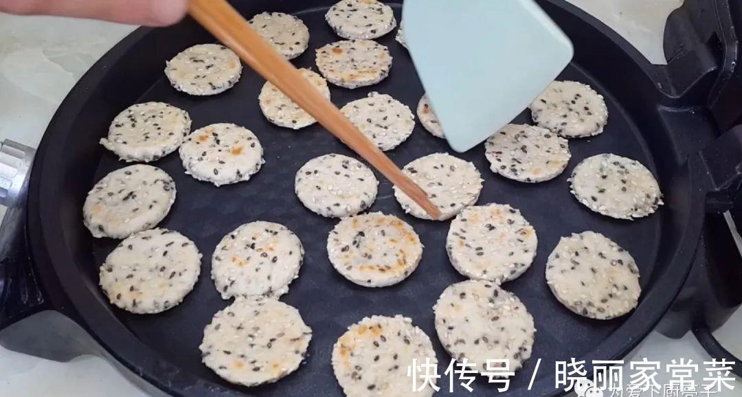 松软|芝麻饼干新做法,锅里一烙,松软香甜不加油,没烤箱也能一次成功
