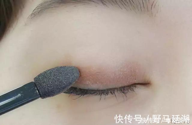 手指|日本化妆师告诉你,想要精致眼妆,这三个工具都不能少!