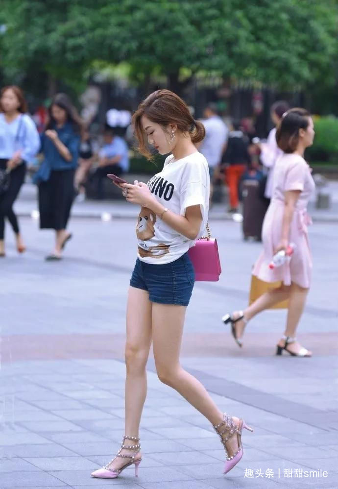 美女脚上搭配一双尖头的白色高跟鞋，走起路来的姿态犹如女神一般