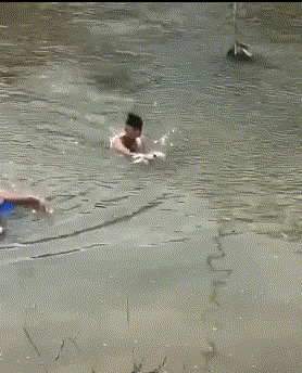 |搞笑GIF:哈哈哈,就差这一脚了,前面的都是浮云