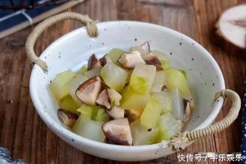 糖醋带鱼,芒果白雪黑糯米,苹果鸡蛋饼,香菇焖冬瓜的做法