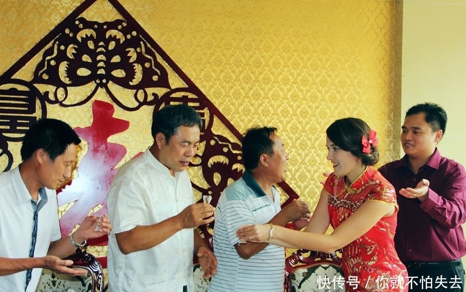 新娘|外国女子嫁到中国,婚礼现场只能用手势和亲戚交流,穿旗袍很漂亮