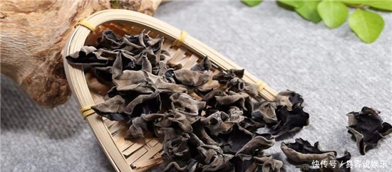 分钟|泡木耳一加水就错,教你1个诀窍,5分钟泡发木耳又大又软