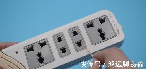 不管插线板有多脏,教你一招,不用一滴水,插线板跟新的一样干净