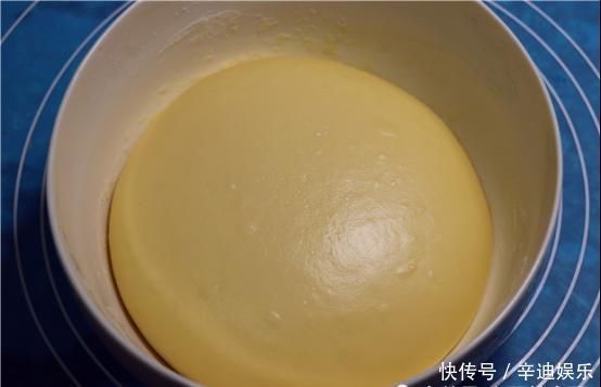 面粉里加入两个苹果,想不到这么好吃,松软香甜,出锅瞬间抢吃光