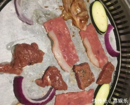 自助餐内部员工从来不吃烤肉，不是老板嫌贵不让吃，而是这个原因