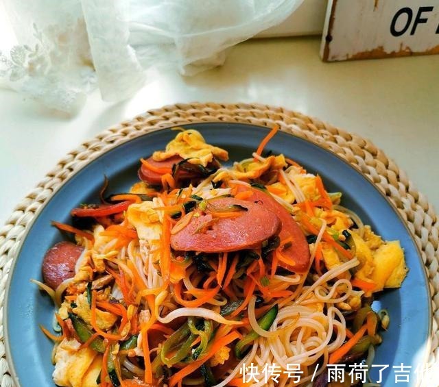 面条|面条别在水煮了,搭配蔬菜作为炒面,营养丰富,好吃到舔盘!