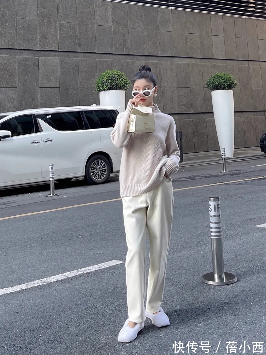 保暖|秋天怎样穿才保暖又时髦?搭配公式“毛衣+牛仔裤”,简约又高级