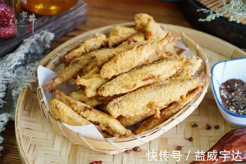 炸鱼时，挂糊用面粉还是淀粉？都不对，记住挂糊的方法，酥香鲜嫩